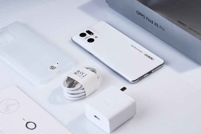OPPO Find X5 Pro vẫn giữ hơi hướng từ Find X3 Pro và hoàn thiện mặt lưng bằng gốm 